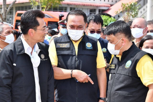 "ประยุทธ์" ลงเยี่ยมผู้ประสบอุทกภัยเมืองนครศรีฯ ย้ำทุกฝ่ายเฝ้าระวังตลอด 24 ชม.