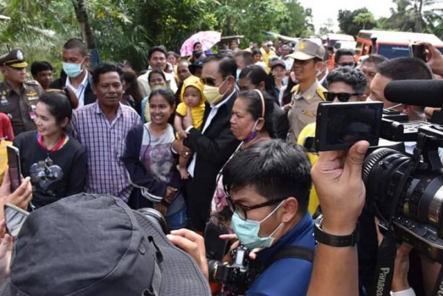 นายกฯ ลงใต้ เยี่ยมผู้ประสบภัย