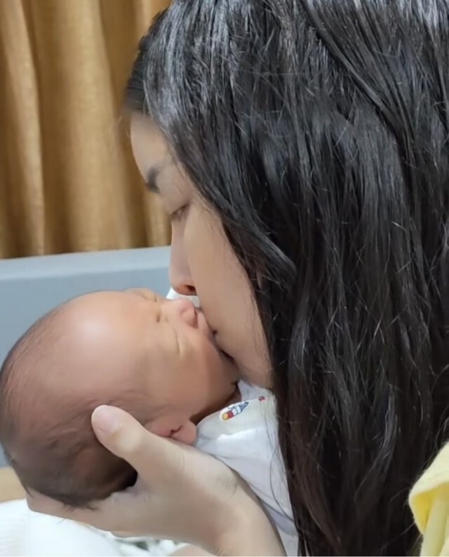 "ใหม่ สุคนธวา" ฟาดกลับชาวเน็ต แซะจูบลูกเสี่ยงโรค ลั่น รู้อะไรควรไม่ควร
