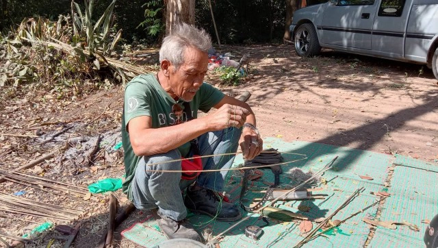 ชาวบ้านโคราชทำว่าวจุฬาโต้ลมหนาว ขายได้ราคาดี