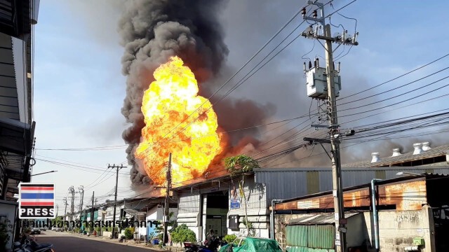 ระทึก!! ไฟไหม้รง.บรรจุทินเนอร์ ย่านเทพารักษ์ เสียหาย 5 ล้านบ.