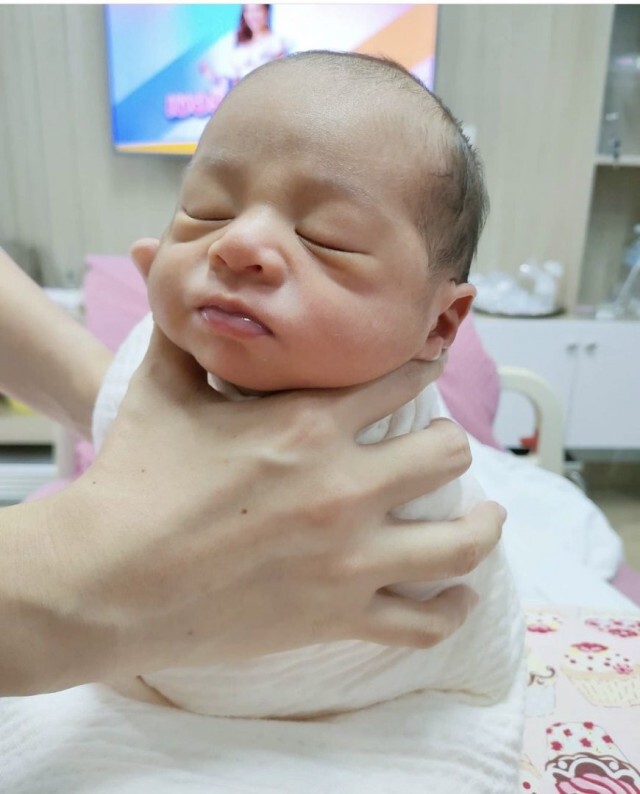 "ใหม่ สุคนธวา" ฟาดกลับชาวเน็ต แซะจูบลูกเสี่ยงโรค ลั่น รู้อะไรควรไม่ควร