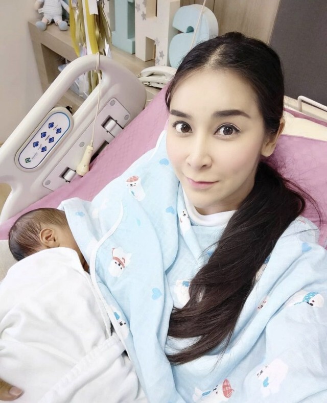 "ใหม่ สุคนธวา" ฟาดกลับชาวเน็ต แซะจูบลูกเสี่ยงโรค ลั่น รู้อะไรควรไม่ควร