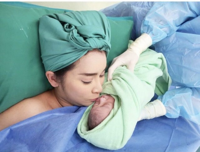 "ใหม่ สุคนธวา" ฟาดกลับชาวเน็ต แซะจูบลูกเสี่ยงโรค ลั่น รู้อะไรควรไม่ควร
