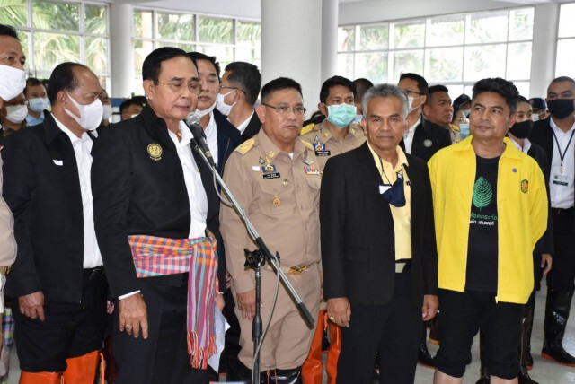 นายกฯ ลงใต้ เยี่ยมผู้ประสบภัย