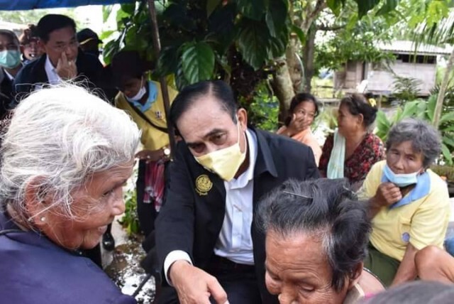 นายกฯ ลงใต้ เยี่ยมผู้ประสบภัย