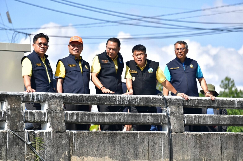 รองประพิศ ลุยนครศรี ฯ-ตรัง เร่งระดมเครื่องจักรช่วยอุทกภัย คาด 5-10 วันกลับสู่ปกติหากไม่มีฝนเพิ่ม