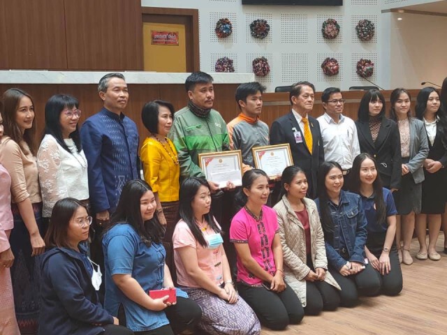 ภาครัฐ-เอกชน มอบเงินเเละประกาศนียบัตรให้พลเมืองดี ช่วยสกัด "ไอ้คลั่งเมืองอุดรฯ"