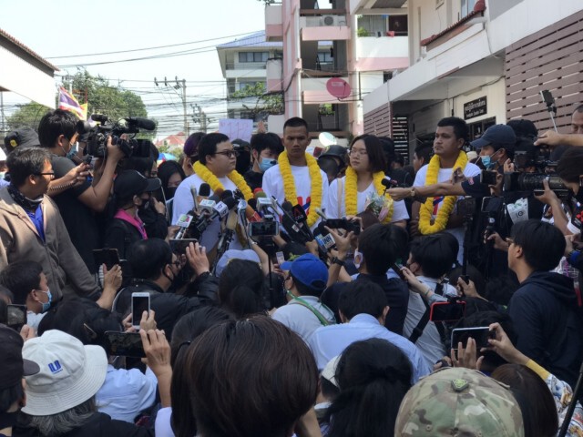 4 แกนนำคณะราษฎร รับทราบข้อกล่าวหา ม.112 เพิ่ม
