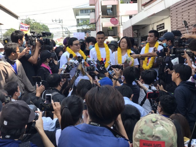 4 แกนนำคณะราษฎร รับทราบข้อกล่าวหา ม.112 เพิ่ม
