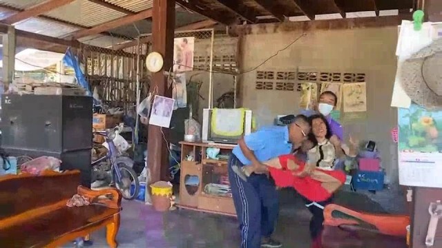 จับสาวคลั่งยาบ้าส่งบำบัด
