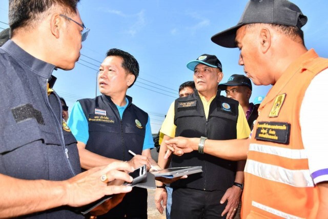 รองประพิศ ลุยนครศรี ฯ-ตรัง เร่งระดมเครื่องจักรช่วยอุทกภัย คาด 5-10 วันกลับสู่ปกติหากไม่มีฝนเพิ่ม