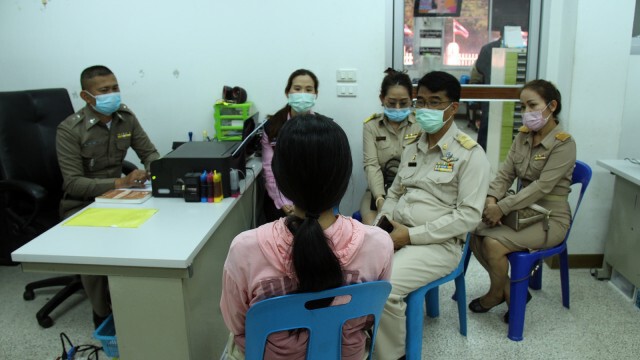 สาวมือโพสต์ข่าวปลอมนักเรียนติดโควิด-19โผล่มอบตัว