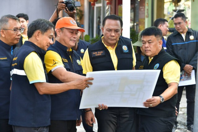 รองประพิศ ลุยนครศรี ฯ-ตรัง เร่งระดมเครื่องจักรช่วยอุทกภัย คาด 5-10 วันกลับสู่ปกติหากไม่มีฝนเพิ่ม