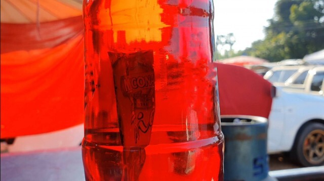 อึ้ง !! แม่ค้าตลาดนัดพบซองกาแฟ3in1ในขวดน้ำอัดลมยี่ห้อดัง