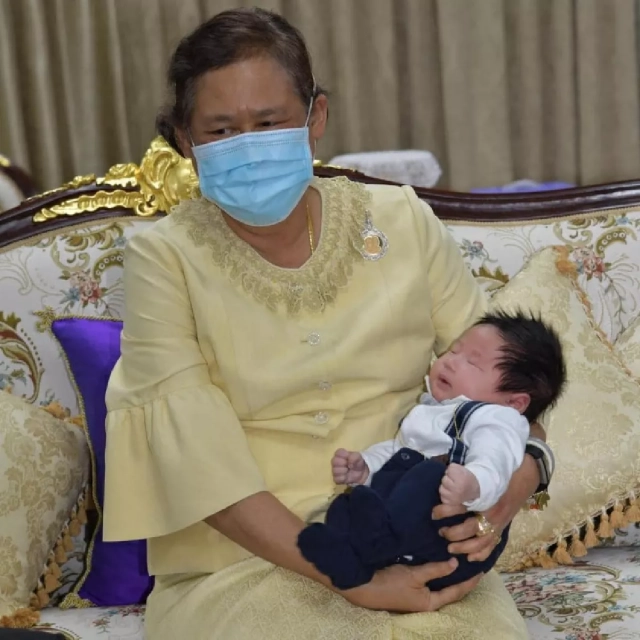 กรมสมเด็จพระเทพฯ ทรงขริบผมไฟให้น้องเปรม ครอบครัวมิค-เบนซ์ เผยปลื้มปีติอย่างหาที่สุดมิได้