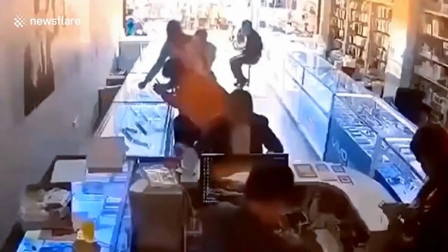 สุดระทึก!! มือถือระเบิดใส่หน้า ขณะเปลี่ยนแบตเตอรี่