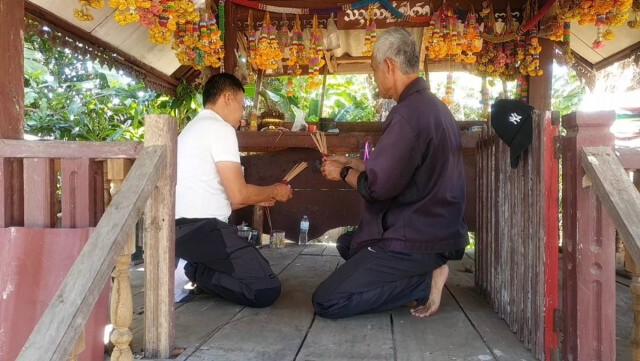 ขอโชคต้นประดู่โบราณอายุกว่า 500 ปี