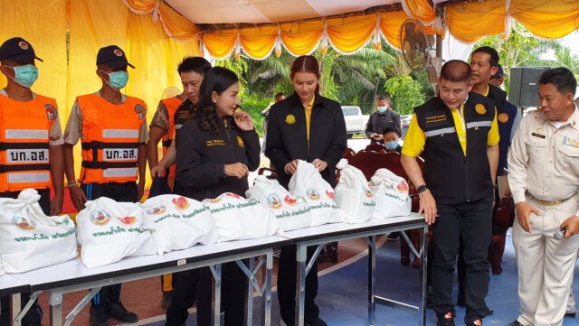 "ธรรมนัส-นฤมล"บิน"นครศรีฯ-สุราษฎร์"เยี่ยมเกษตรกรผู้ประสบอุทกภัย