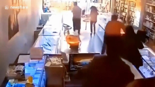 สุดระทึก!! มือถือระเบิดใส่หน้า ขณะเปลี่ยนแบตเตอรี่