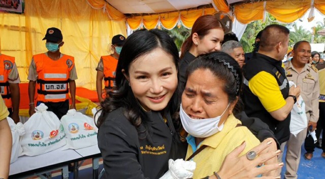 "ธรรมนัส-นฤมล"บิน"นครศรีฯ-สุราษฎร์"เยี่ยมเกษตรกรผู้ประสบอุทกภัย