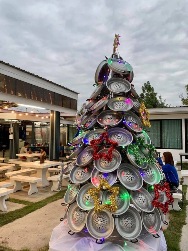 ไอเดียบรรเจิด! ต้นคริสต์มาสกระทะร้อน เจ้าแรกเจ้าเดียวในประเทศ!!