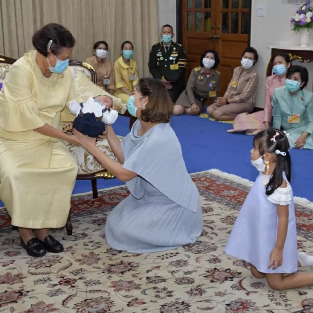 กรมสมเด็จพระเทพฯ ทรงขริบผมไฟให้น้องเปรม ครอบครัวมิค-เบนซ์ เผยปลื้มปีติอย่างหาที่สุดมิได้