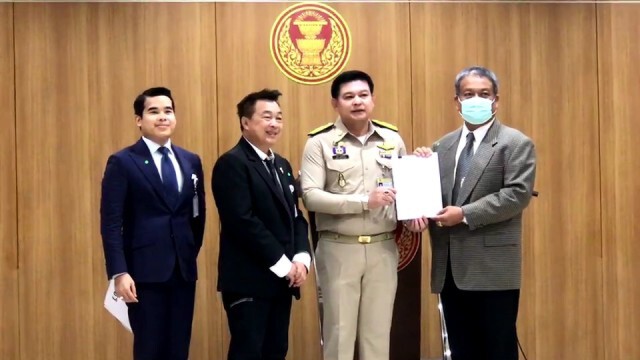 "วัชระ เพชรทอง"จี้กมธ.กฎหมายฯ สอบตร.ไม่ฟ้อง"น้องธนาธร"