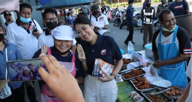 ถาม "ช่อ" ต้องการประชาธิปไตยหรือคอมมิวนิสต์