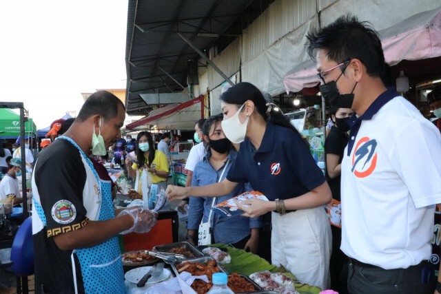 ถาม "ช่อ" ต้องการประชาธิปไตยหรือคอมมิวนิสต์