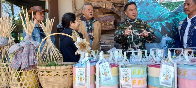 ปิ้งไอเดีย "เขาใหญ่ม่วนซื่น" ให้นทท.ยืมใช้ปิ่นโตลดขยะ