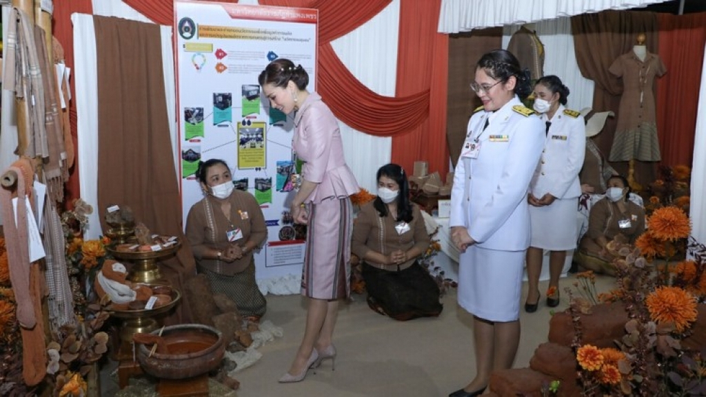 "พระราชินี" ทรงห่วงใยราษฎร บุคลากรทางการแพทย์ ในพื้นที่เสี่ยง "โควิด 19"