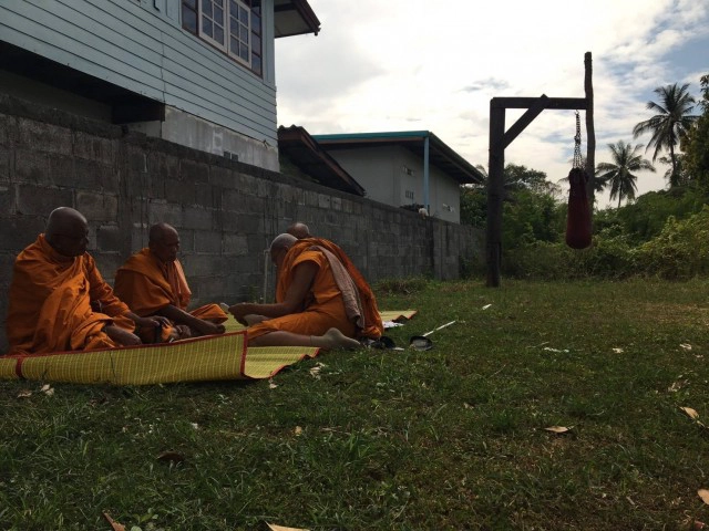 ชาวบ้านร้องพระชราไม่อยู่วัด อาศัยอยู่ค่ายมวยนานกว่า6ปี