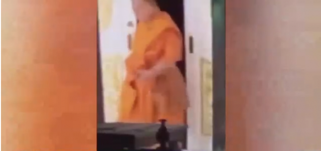 สนั่นโซเชียล คลิปแอบถ่ายพระชั้นผู้ใหญ่วัดดัง เดินออกมาจากในกุฏิกับสีกาลำพัง 2 ต่อ 2