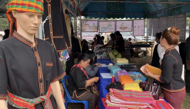 แห่เที่ยว"เมืองจันทร์เทราะมอไฮ" โชว์ลีลาส้มตำชนเผ่ากูย