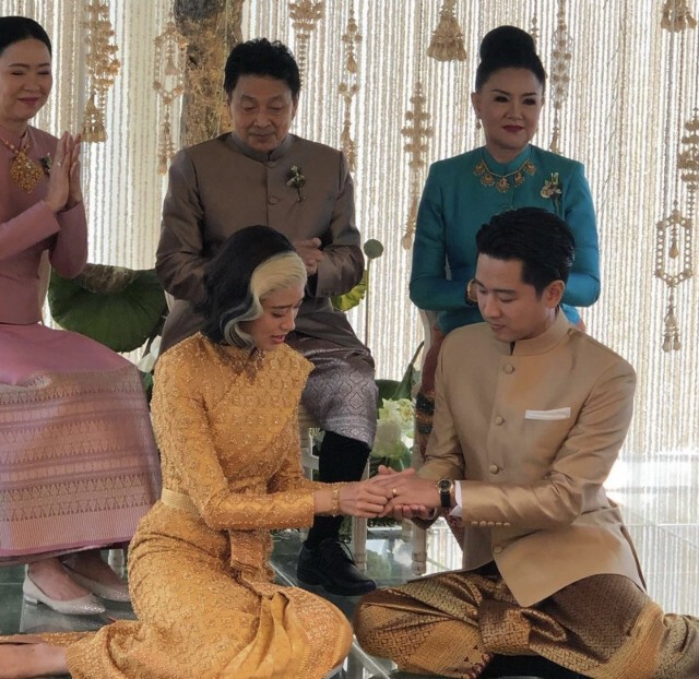 สุดชื่นมื่น!! "โทนี่-แก้ว" สวมชุดไทย ถือฤกษ์ดีเข้าพิธีวิวาห์