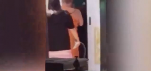 สนั่นโซเชียล คลิปแอบถ่ายพระชั้นผู้ใหญ่วัดดัง เดินออกมาจากในกุฏิกับสีกาลำพัง 2 ต่อ 2