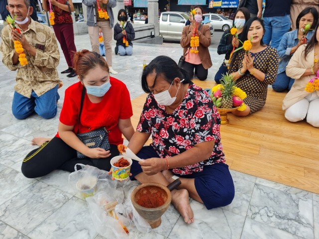 คึกคัก หยุดยาว 4 วันแห่ถวายไข่ไก่ต้มตำหมากถวายย่าโม