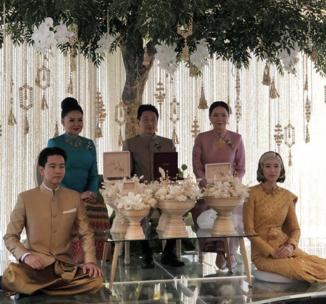 สุดชื่นมื่น!! "โทนี่-แก้ว" สวมชุดไทย ถือฤกษ์ดีเข้าพิธีวิวาห์