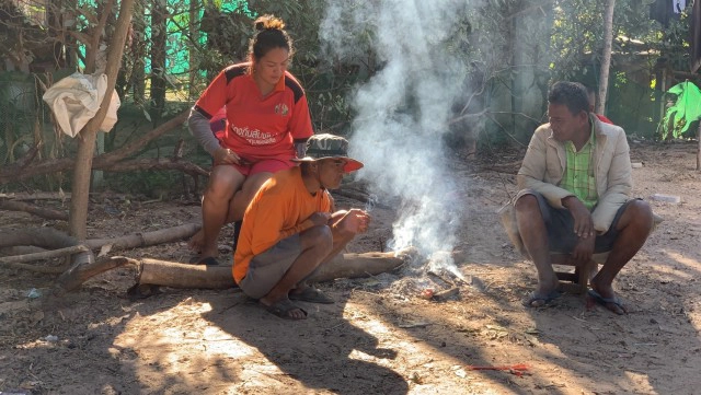 อากาศหนาว คนผิงไฟ ไก่ผิงแดด