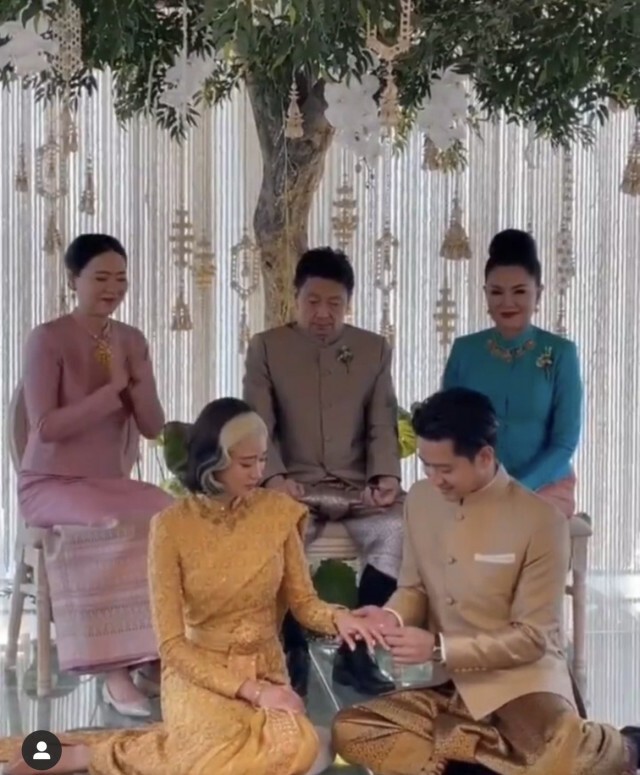 สุดชื่นมื่น!! "โทนี่-แก้ว" สวมชุดไทย ถือฤกษ์ดีเข้าพิธีวิวาห์