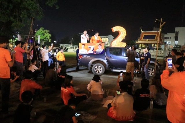 หวิดปะทะชูป้ายใส่เวทีปราศรัยของ"ธนาธร"