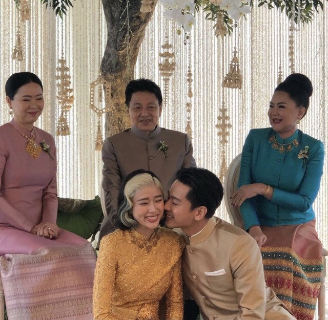 สุดชื่นมื่น!! "โทนี่-แก้ว" สวมชุดไทย ถือฤกษ์ดีเข้าพิธีวิวาห์