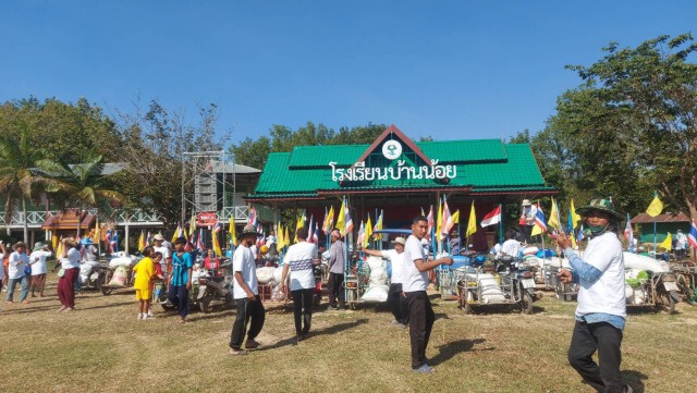 ขบวนแห่ซาเล้งรับบริจาคข้าวเปลือกอาหารเช้านักเรียน