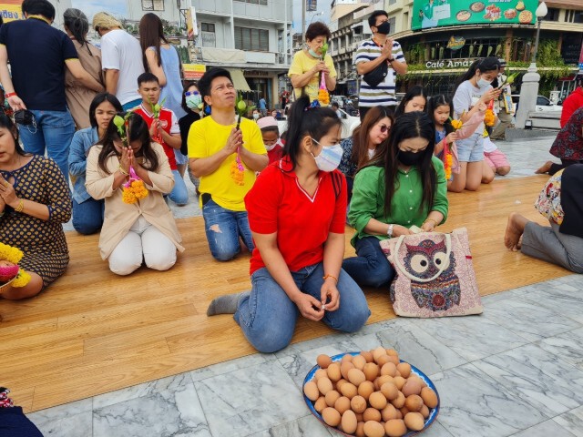 คึกคัก หยุดยาว 4 วันแห่ถวายไข่ไก่ต้มตำหมากถวายย่าโม
