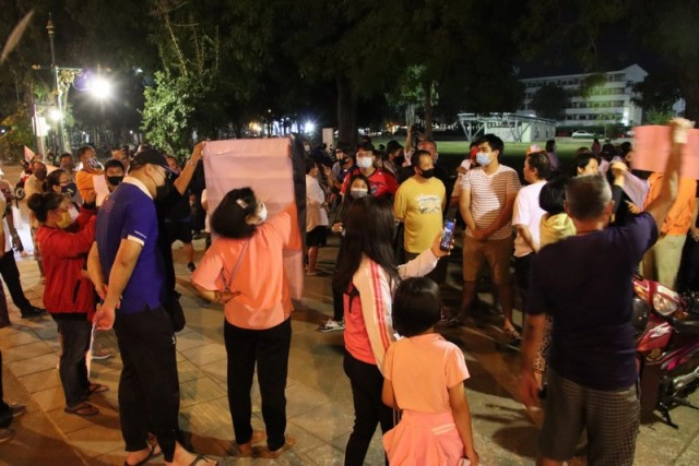 หวิดปะทะชูป้ายใส่เวทีปราศรัยของ"ธนาธร"
