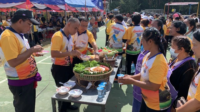 แห่เที่ยว"เมืองจันทร์เทราะมอไฮ" โชว์ลีลาส้มตำชนเผ่ากูย