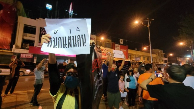 หวิดปะทะชูป้ายใส่เวทีปราศรัยของ"ธนาธร"