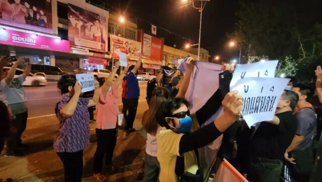 "ธนาธร" เจอป่วนหนัก! โดนกลุ่มชูป้ายไล่ หลังขึ้นเวทีปราศรัย ช่วยผู้สมัครนายก อบจ.พิษณุโลก