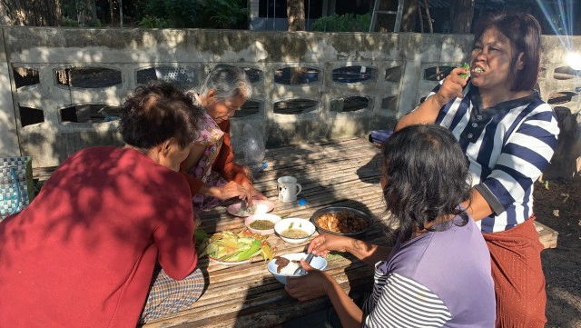 อากาศหนาว คนผิงไฟ ไก่ผิงแดด